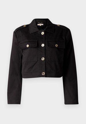 Veste cropped noire en tissu résistant avec des boutons dorés, deux poches sur la poitrine et des épaulettes pour un détail supplémentaire.