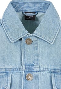 Světle modrá džínová bunda s špičatým límečkem, stříbrnými knoflíky a viditelnými švy. Štítek uvádí "Urban Classics", velikost M.