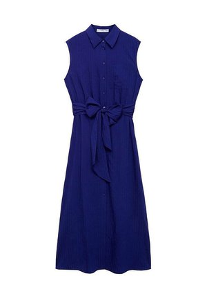 Robe sans manches, à boutons, en tissu bleu riche, présentant une ceinture à nouer à la taille et une poche poitrine, avec une silhouette ample et fluide.