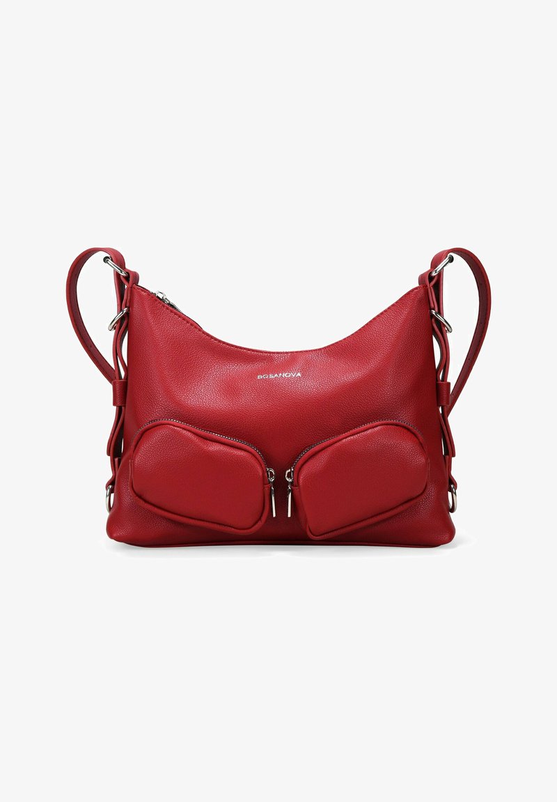 Bolso de hombro de cuero rojo con una textura suave, que cuenta con dos bolsillos frontales con cremallera y una correa ajustable.