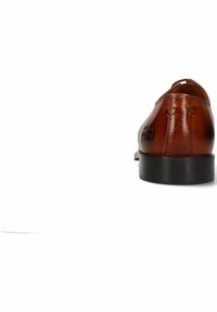 Chaussure de ville en cuir marron avec une finition lisse, bout rond et semelle en caoutchouc noir basse. Détails de couture visibles sur le talon.