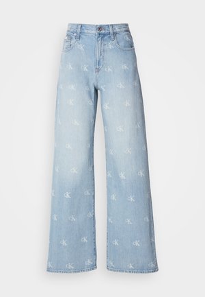 Jeans a gamba larga blu chiaro con un motivo logo CK su tutta la superficie, vita alta e texture denim classica.