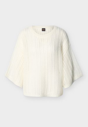 Λευκό πουλόβερ με χαλαρή πλέξη, φαρδιά μανίκια τριών τετάρτων και στρογγυλή λαιμόκοψη, με την επιγραφή "BOSS" στο εσωτερικό του γιακά.