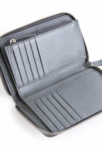Šedá kožená peněženka se zipovým uzávěrem, která obsahuje několik přihrádek na karty a texturované podšívání pro lepší uchopení. Elegantní a kompaktní design.