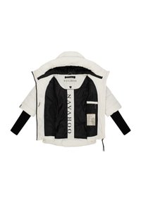 Witte pufferjack met een zwarte binnenkant, elastische mouwen, grote zakken en een geprinte merklabel. De afwerking omvat een geweven textuur.