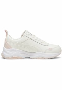 Weiße Sportschuhe aus Leder und synthetischen Materialien. Sie besitzen eine klobige Sohle, ein Schnürsystem und einen hellrosa Wildlederakzent an der Ferse.