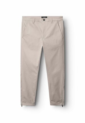Pantaloni casual beige con tasche frontali, passanti per cintura, chiusura con bottone e cerniere agli orli delle caviglie, posti distesi su uno sfondo bianco.