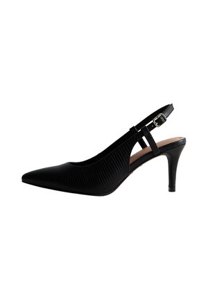 Zwarte slingback pump van getextureerd leer met puntige neus, verstelbare enkelriem en slanke hak van gemiddelde hoogte.