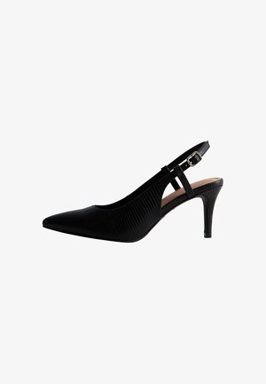 Zwarte slingback pump van getextureerd leer met puntige neus, verstelbare enkelriem en slanke hak van gemiddelde hoogte.