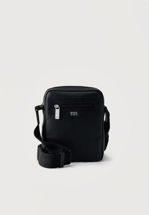 Fekete, téglalap alakú bőr keresztpántos táska elülső cipzáras zsebbel és állítható szövet pánttal, ezüst "BOSS" felirattal márkajelzéssel.