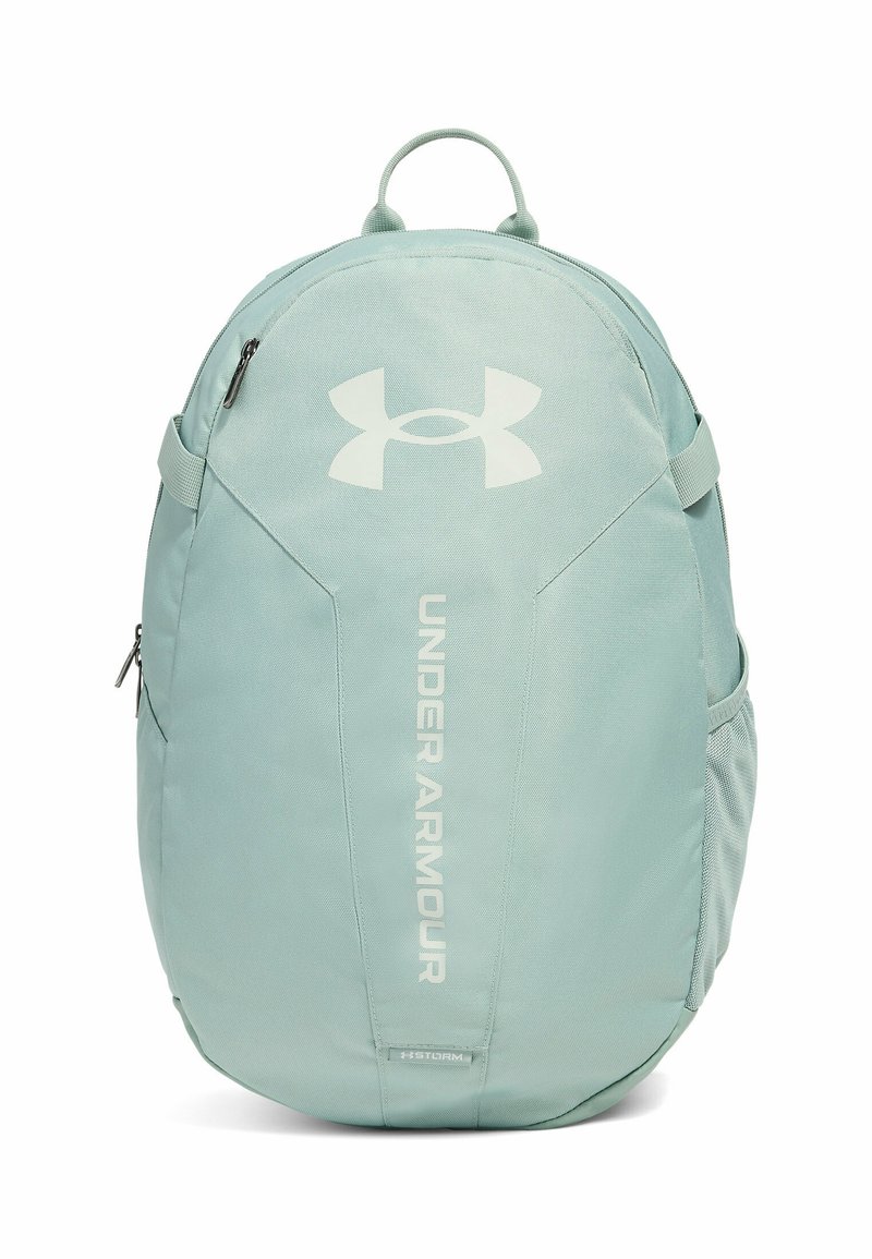 Heller mintgrüner Rucksack mit glatter Textur, ausgestattet mit dem Under Armour-Logo, Seitentaschen und verstellbaren Trägern.