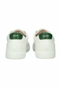 Zapatillas blancas de cuero con un acabado texturizado, que cuentan con detalles verdes en el talón y un suave forro interior para mayor comodidad.