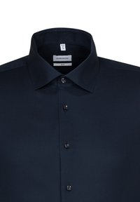 Camicia da uomo blu navy realizzata in tessuto testurizzato, con colletto classico, chiusura anteriore con bottoni scuri e etichetta dettagliata sotto il colletto.