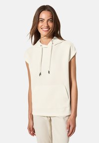 Sweatshirt à capuche à manches courtes en crème, en tissu doux, avec une poche kangourou et des accessoires en métal argenté pour les cordons.