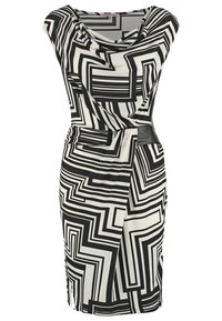Vestido en blanco y negro con patrones geométricos audaces, que presenta un escote tipo cowl, una cintura ajustada con un cinturón negro y un diseño a la altura de la rodilla.