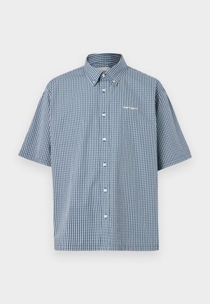 Camisa de manga corta con estampado de cuadros vichy en azul y blanco, con cuello abotonado y tapeta frontal con botones. Logo de texto en el pecho.