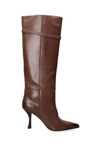 Botte en cuir brun jusqu'au genou avec un bout pointu et un talon aiguille, présentant une couture verticale et une sangle décorative qui s'enroule.