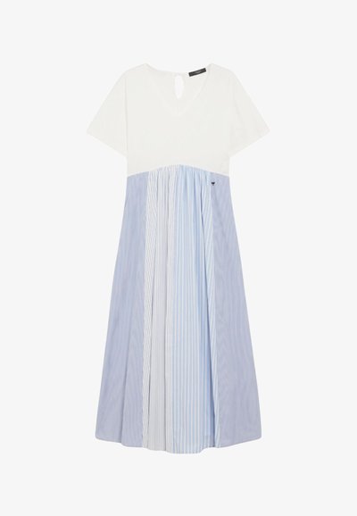Robe à manches courtes avec un haut blanc et une partie inférieure plissée à rayures bleues. Présente un détail en forme de clé au dos. Coupe décontractée.