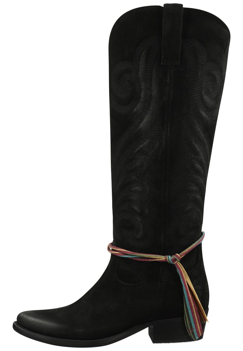 Bota alta de ante negra con patrones grabados intrincados, puntera cuadrada y un acento de cinta multicolor alrededor del tobillo.