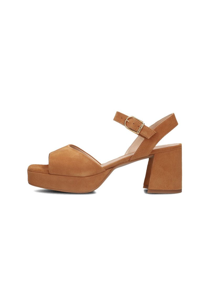 Tan suède hakken sandalen met een open teen, brede band en verstelbare enkelgesp. Stevige vierkante hak voor extra stabiliteit.