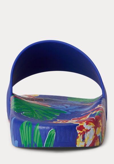 Niebieska klapka na platformie z szerokim paskiem, zdobiona kolorowym tropikalnym wzorem kwiatów i liści na wkładce i bokach.