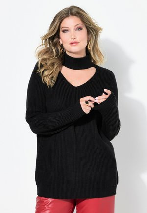 Pull noir côtelé avec col montant et découpe en V. Manches longues avec trous pour les pouces et coupe décontractée. Texture lisse et fentes sur les côtés.