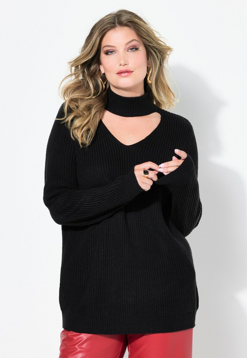 Schwarzer Rippstrick-Pullover mit schmalem Kragen und V-förmigem Ausschnitt. Lange Ärmel mit Daumenlöchern und lockerer Passform. Glatte Textur und seitliche Schlitze.