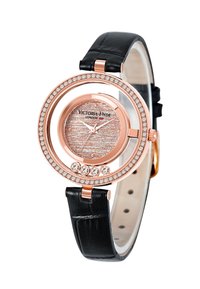Reloj redondo con bisel de oro rosa, correa de cuero negra, cristales brillantes y una esfera plateada texturizada que presenta el nombre de la marca.