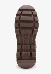 Brun stövelsula med djupa mönster, strukturerade greppsektioner och "DFRANKLTN"-branding präglad i mitten.