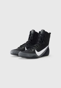 Černé vysoké sportovní boty s texturovaným textilním svrškem, polstrovanými šedými semišovými akcenty a výrazným bílým logem Nike swoosh.