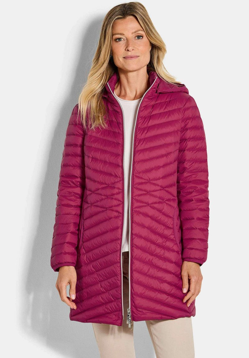 Fuchsia gesteppter Puffer-Mantel mit Reißverschluss und Kapuze. Verfügt über diagonale Nähte und lange Ärmel mit elastischen Bündchen.