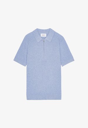 Polo shirt azzurro chiaro a maniche corte in maglia con texture a coste, chiusura con zip e design del colletto classico.