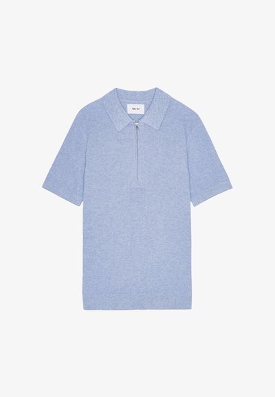 Vaaleansininen neulottu lyhythihainen polo-paita, jossa on ribbi- tekstuuri, vetoketjullinen etuosa ja klassinen kauluspaita- design.