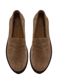 Bruine suède mocassins met een ronde neus, voorzien van gestikte details en een decoratieve band over de wreef. Rubberen zool met textuur.