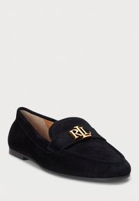 Marineblauwe suède mocassin met een ronde neus, voorzien van een gouden RL-logo op de wreef en een platte rubberen zool voor stabiliteit.