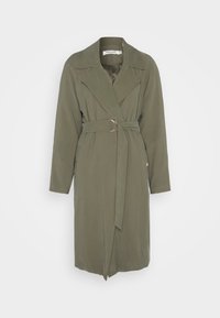 Płaszcz trencz w oliwkowej zieleni z paskiem w talii i okrągłą metalową klamrą, z kołnierzem z wcięciem i dwoma przednimi kieszeniami. Gładka faktura.
