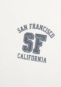 San Francisco California tekst z velikimi poškodovanimi črkami "SF" v mornarsko modri barvi na beljeni teksturirani ozadju.
