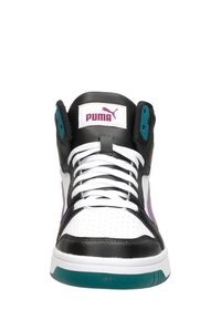 Zwart-witte sport sneakers met paarse en teal accenten, voorzien van een geperforeerde neus, platte witte veters en hoge enkelsteun.