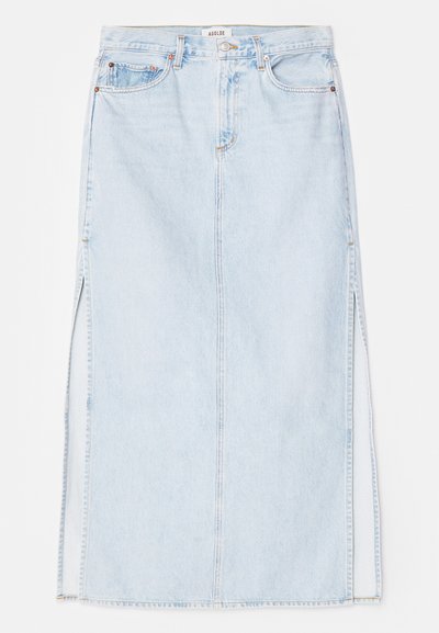 Heledsinine denim maxi seelik sirge lõikega, millel on külgmised lõhed ja viie taskuga disain. Silmapaistev õmblus ja metallist nööp sulgemiseks.