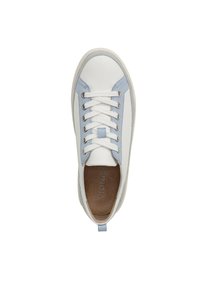Witte leren sneaker met lichtblauwe accenten. Voorzien van een ronde neus, platte veters en een getextureerde rubberen zool. Merkembleem op de binnenzool.