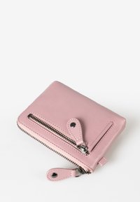 Portafoglio in pelle rosa con chiusura a zip, caratterizzato da una superficie texturizzata e una zip nera a contrasto con dettagli. Forma rettangolare.