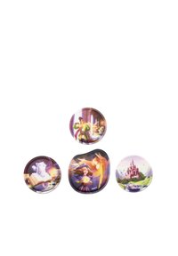 Quattro piatti decorativi con illustrazioni vivaci: un gatto bianco, un mago, una fenice e un castello, con forme arrotondate e irregolari.