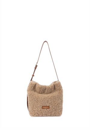 Sac à bandoulière beige texturé avec une surface douce et duveteuse et une sangle marron réglable suspendu sur un fond blanc.