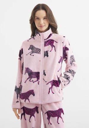 Rosa Fleecejacke mit schwarzen und lila Zebra-Mustern, hohem Kragen, durchgehendem Reißverschluss und zwei Seitentaschen. Weicher Stoff und lockere Passform.