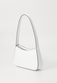 Sac à épaule en simili cuir blanc au design arrondi, avec une fine bandoulière et des finitions noires contrastantes, doté d'une fermeture éclair sur le dessus.