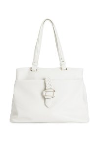 Borsa tote bianca in pelle con due spallacci, caratterizzata da un dettaglio di tracolla intrecciata e una fibbia metallica sulla tasca frontale.