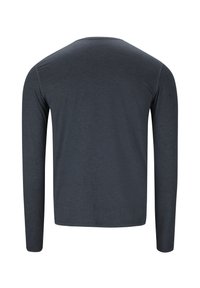Camicia a maniche lunghe in grigio scuro, realizzata in materiale morbido. Presenta un collo rotondo e una superficie liscia con dettagli di cucitura minimi.