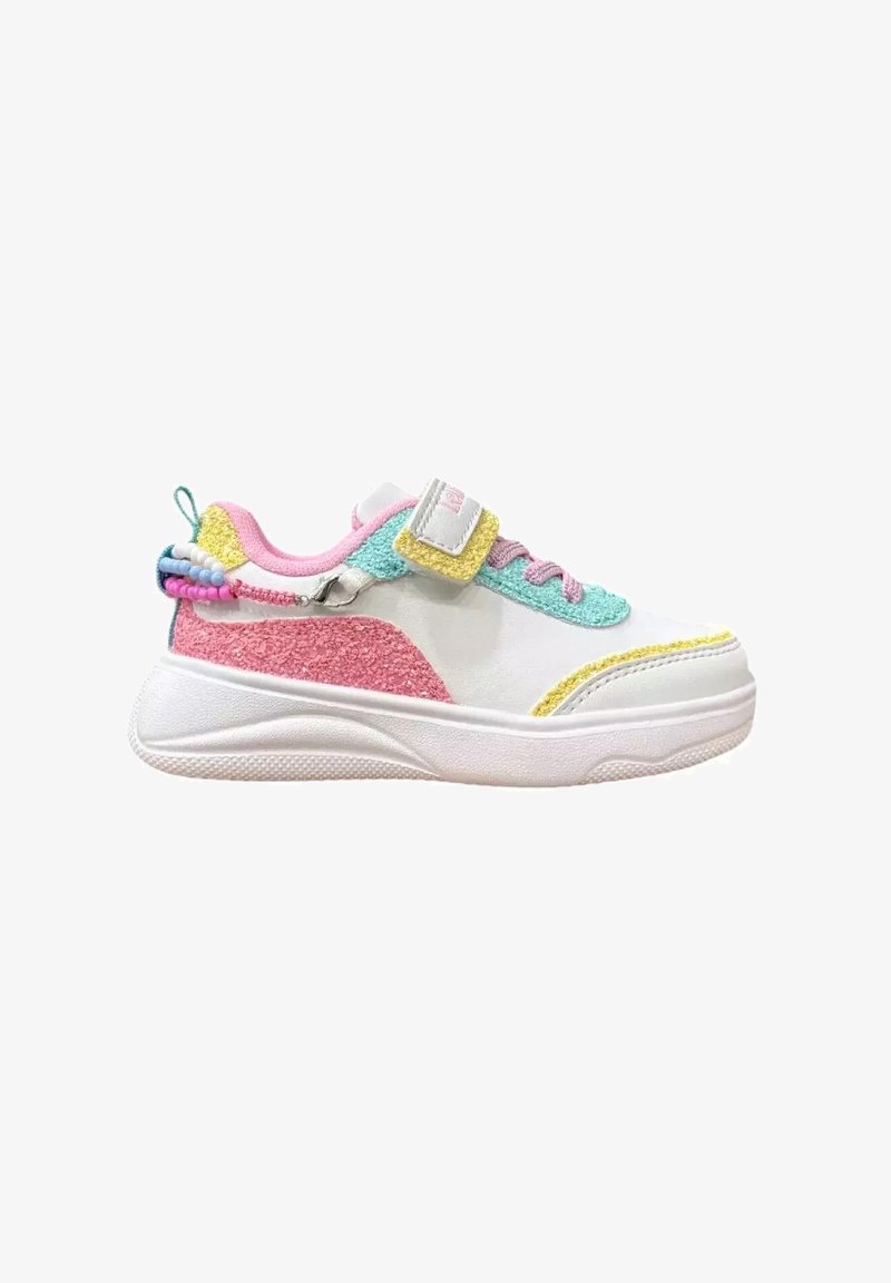 Sneaker bianco con accenti rosa, turchese e giallo. Presenta un pannello laterale testurizzato, una fascia con chiusura a velcro e lacci multicolori.