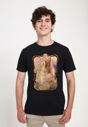 Czarna bawełniana koszulka z nadrukiem ilustrowanego pomarańczowego kota otoczonego elementami kosmicznymi, w tym planetami i gwiazdami.