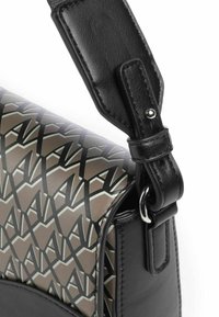 Borsa a tracolla in pelle nera con un motivo geometrico in tonalità di marrone e grigio, dotata di accessori in argento e una tracolla regolabile.